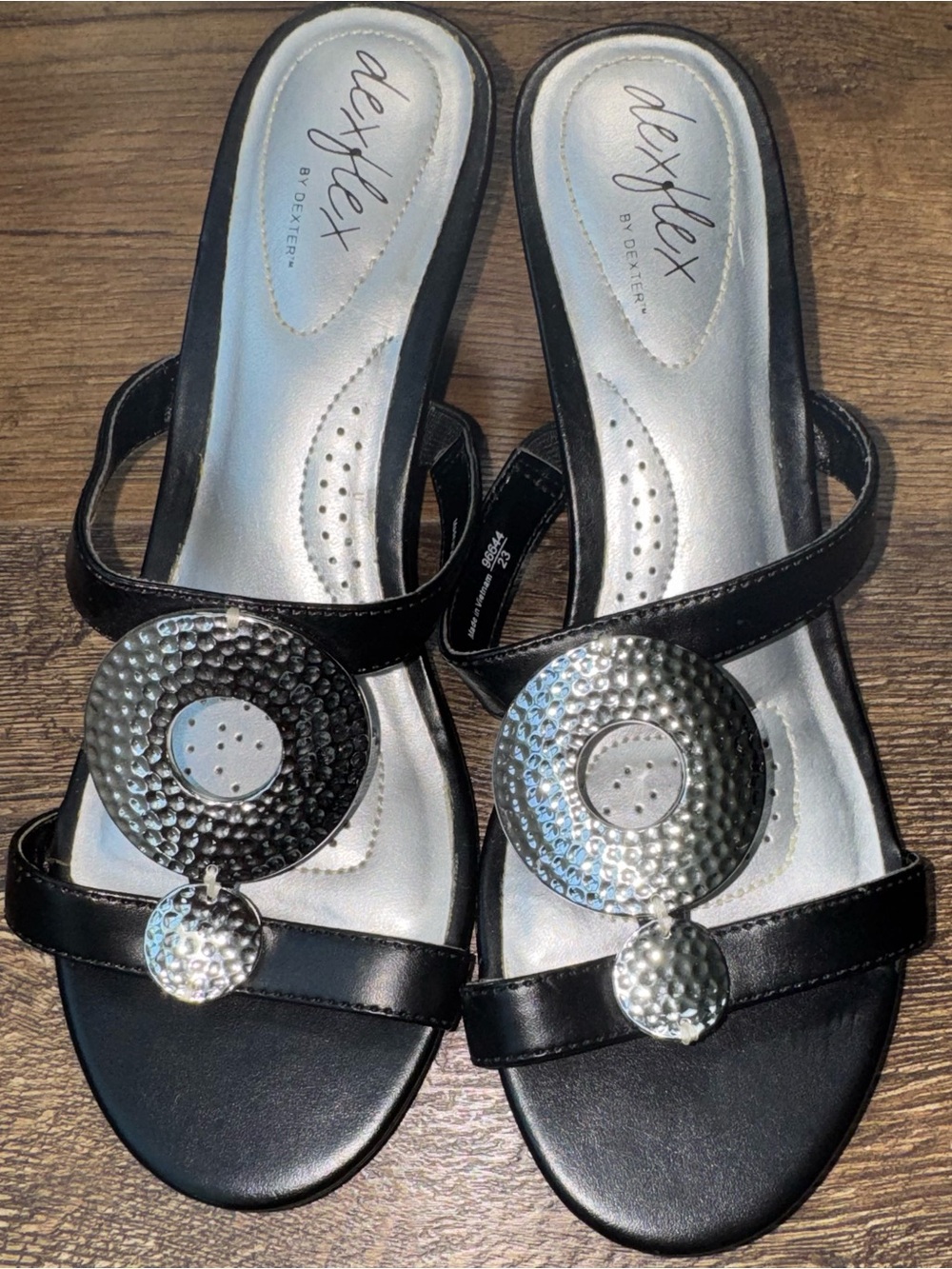 DexFlex by Dexter Black Slingback Comfort Sandals Size 8 Silver Disc Low Heel - Picture 3 of 8